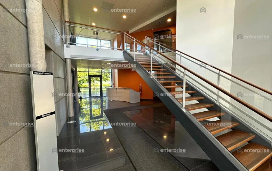 Bureau dans Compiègne à louer - Hall d’entrée – Image 3 sur 7