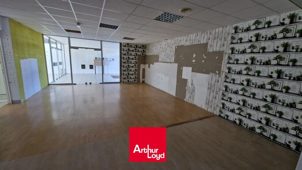 Local commercial dans Mondeville à louer - Photo de l’immeuble – Image 3 sur 5