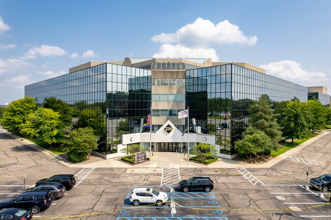 Plus de détails pour 3310 W Big Beaver Rd, Troy, MI - Bureau, Local d'activités à louer