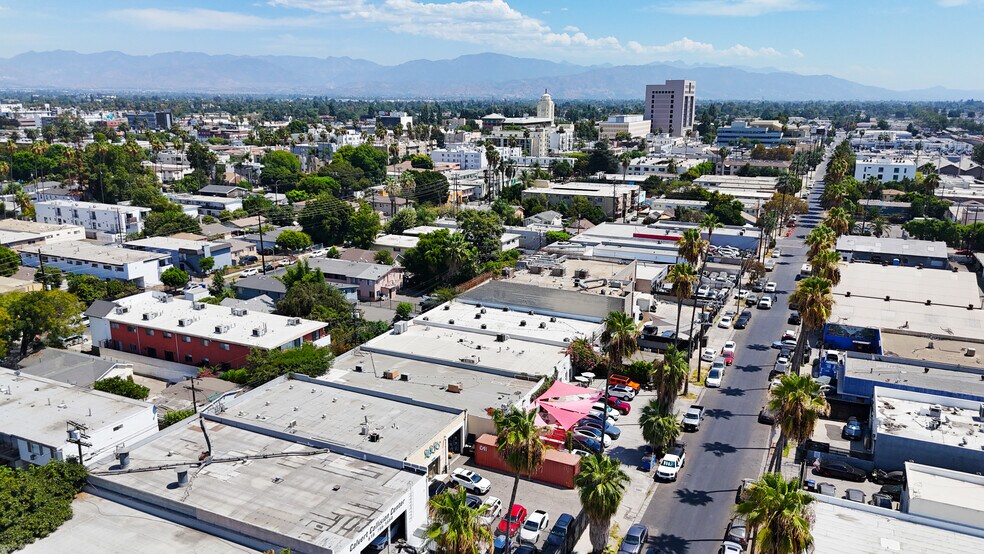 14741-14743 Calvert St, Van Nuys, CA à vendre - Photo de l’immeuble – Image 2 sur 6