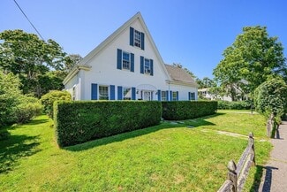 Plus de détails pour 53 School St, Hyannis, MA - Logement à vendre