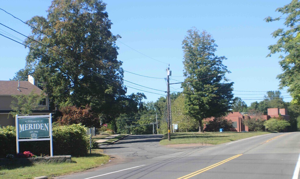 1501 E Main St, Meriden, CT à louer - Photo de l’immeuble – Image 2 sur 10