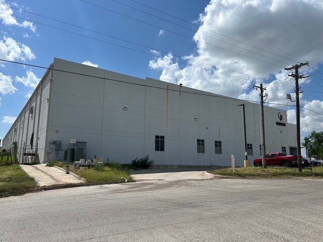 13802 N Unitec Dr, Laredo, TX à louer - Photo de l’immeuble – Image 2 sur 4