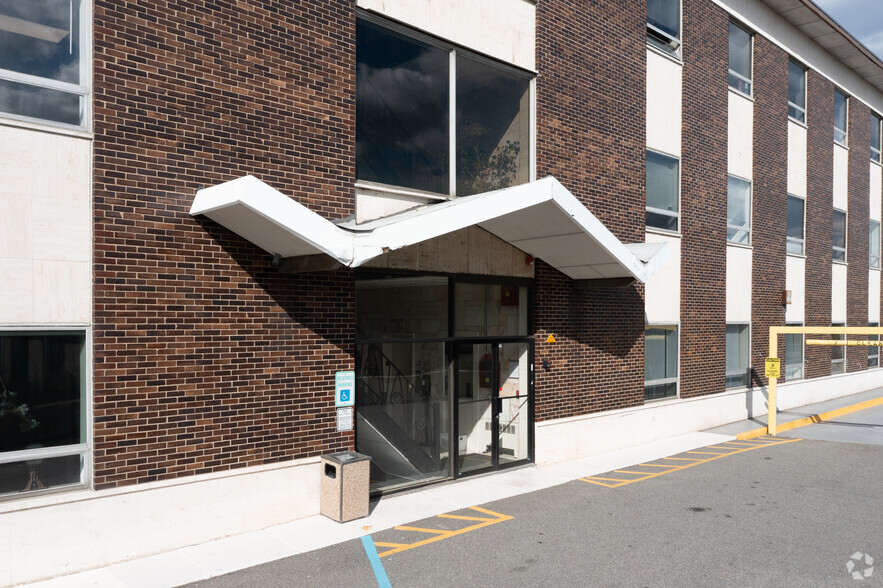 375 Sylvan Ave, Englewood Cliffs, NJ à louer - Photo de l’immeuble – Image 3 sur 3