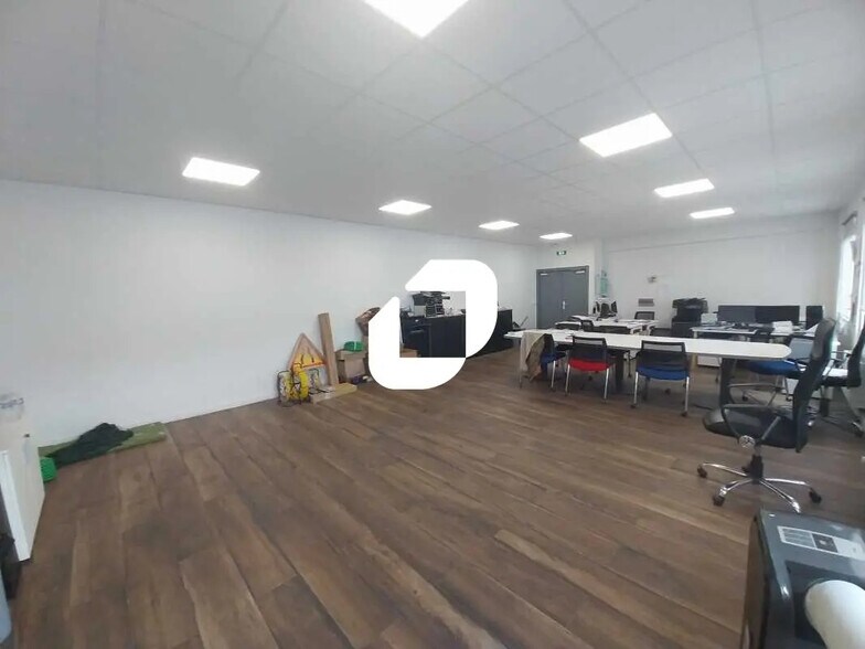 Bureau dans Osny à vendre - Photo de l’immeuble – Image 3 sur 8