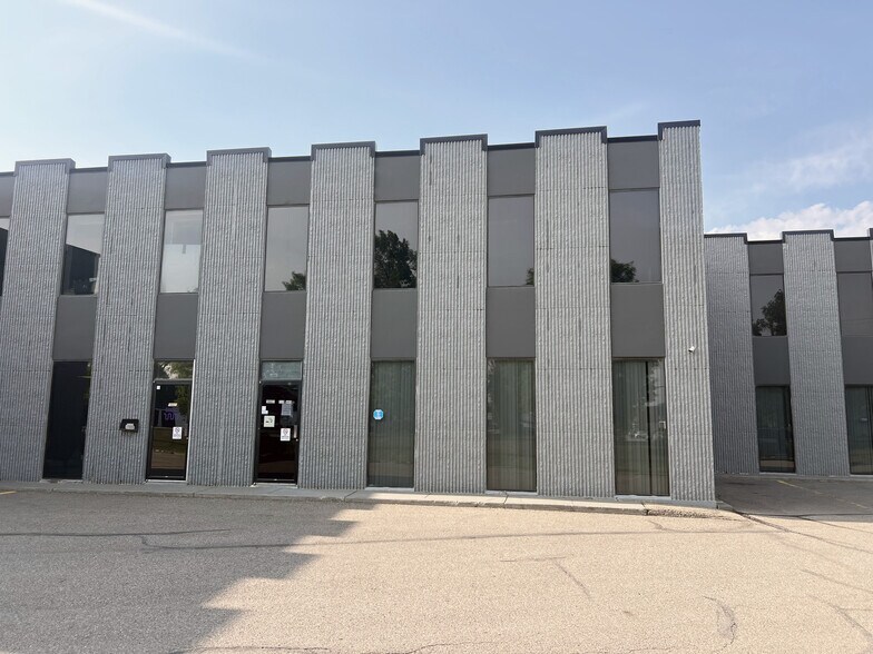16403-16455 117 Av NW, Edmonton, AB à louer - Photo de l’immeuble – Image 2 sur 2