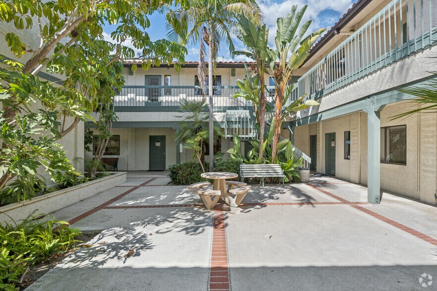 24953 Paseo De Valencia, Laguna Hills, CA à louer - Photo de l’immeuble – Image 3 sur 9