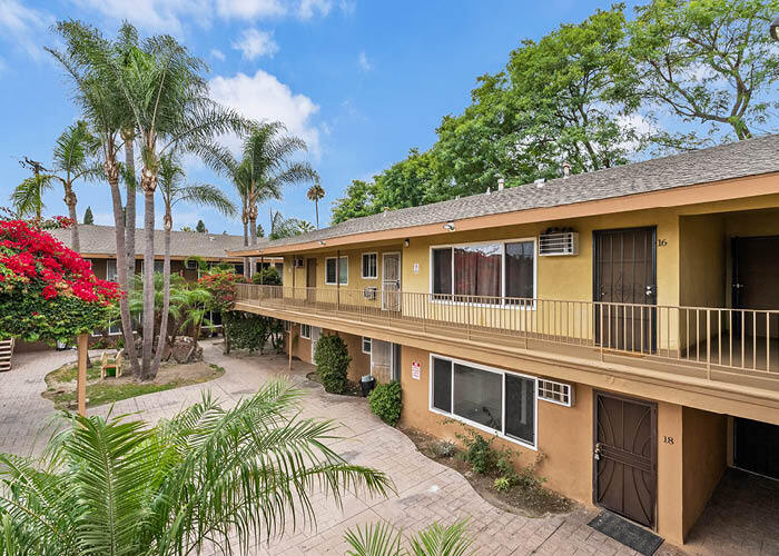 1800 W Glencrest Ave, Anaheim, CA à vendre - Photo de l’immeuble – Image 1 sur 8