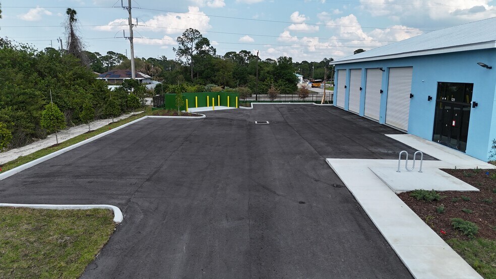 121 Gretchen Ave S, Lehigh Acres, FL à louer - Photo de l’immeuble – Image 3 sur 15