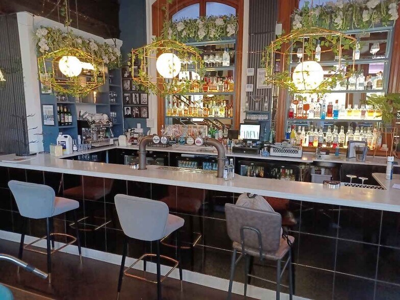 3 The Cross & Chandlery House portefeuille de 2 biens à vendre sur LoopNet.fr - Photo de l’immeuble – Image 2 sur 11