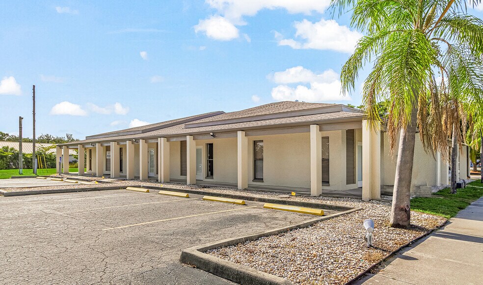 5264 Clayton Ct, Fort Myers, FL à louer - Photo de l’immeuble – Image 1 sur 4