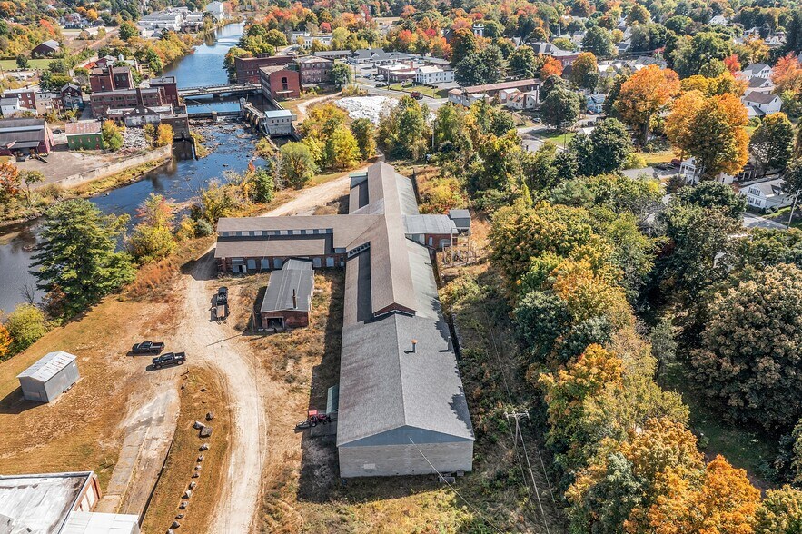70 W River St, Orange, MA à vendre - Photo principale – Image 1 sur 26