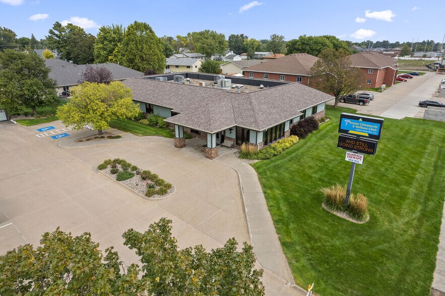 2559 37th Ave, Columbus, NE à vendre - Photo de l’immeuble – Image 2 sur 43