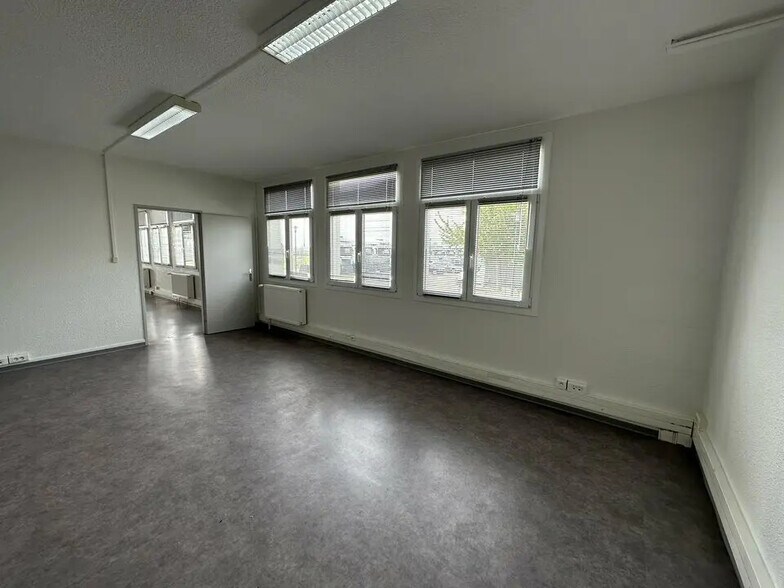 Bureau dans Entzheim à louer - Photo de l’immeuble – Image 1 sur 4