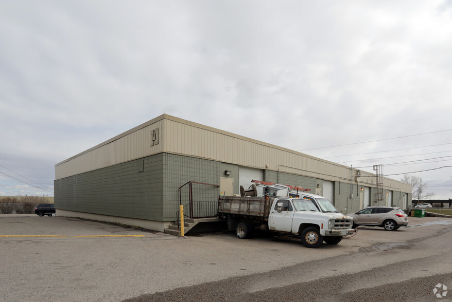 7070 Farrell Rd SE, Calgary, AB à vendre - Photo de l’immeuble – Image 2 sur 12