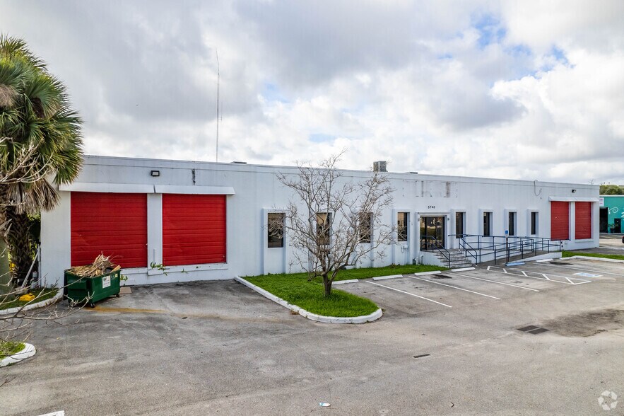 5736-5740 Columbia Cir, West Palm Beach, FL à louer - Photo de l’immeuble – Image 3 sur 10