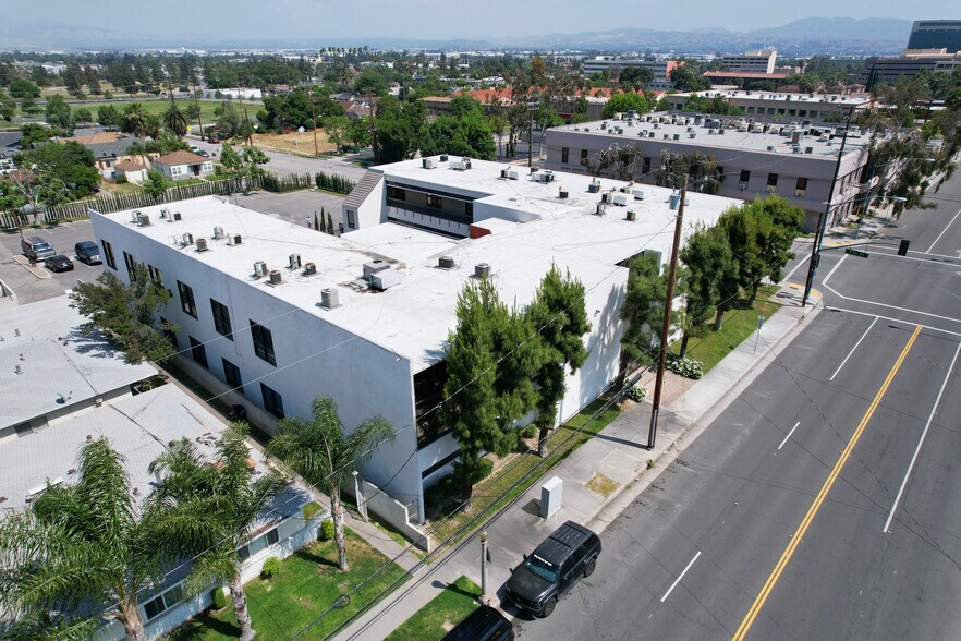 715 N Arrowhead Ave, San Bernardino, CA à louer - Photo de l’immeuble – Image 2 sur 14