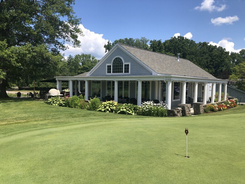 1017 Golf Course Ln, Oneida, NY à vendre - Photo de l’immeuble – Image 3 sur 5