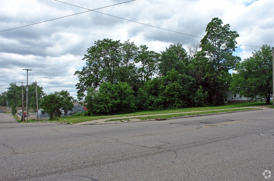 600-606 Cesar Chevez Dr, Grand Rapids, MI à vendre - Photo de l’immeuble – Image 2 sur 2