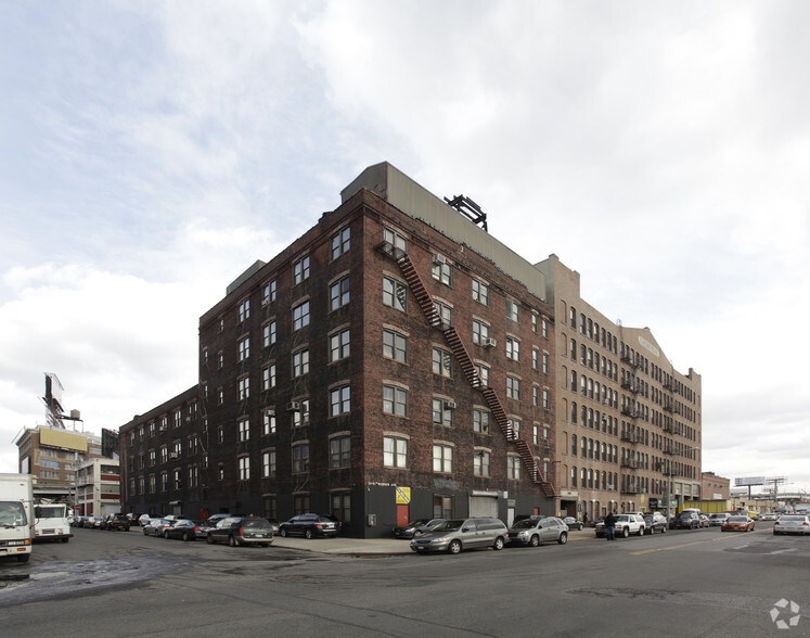 21-07 Borden Ave, Long Island City, NY à louer - Photo principale – Image 1 sur 15