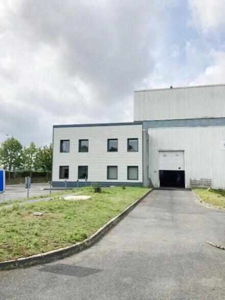 Local d’activités dans Verneuil-en-Halatte à louer - Photo de l’immeuble – Image 2 sur 11