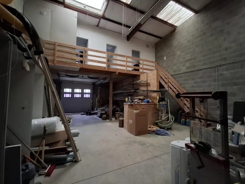 Local d'activités dans Sainte-Consorce à vendre - Photo intérieure – Image 2 sur 6