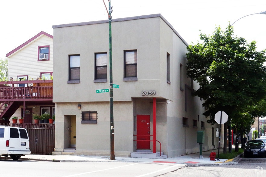 2059 W Grand Ave, Chicago, IL à louer - Photo principale – Image 1 sur 11