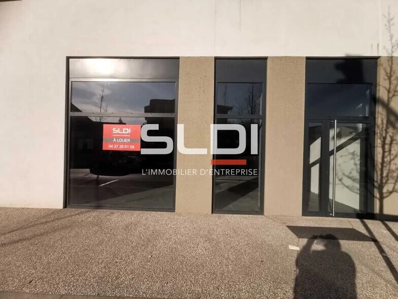 Local commercial dans Saint-Laurent-de-Mure à louer - Photo de l’immeuble – Image 1 sur 1