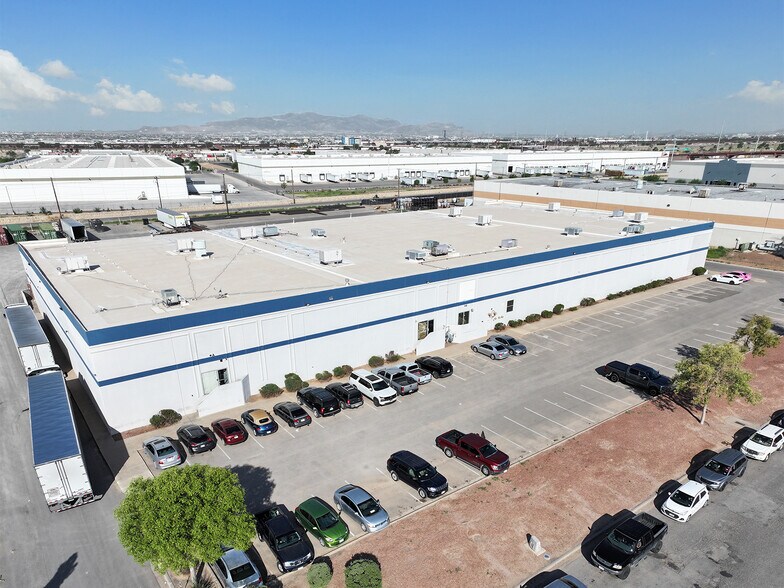9555 Plaza Cir, El Paso, TX à louer - Photo de l’immeuble – Image 1 sur 1
