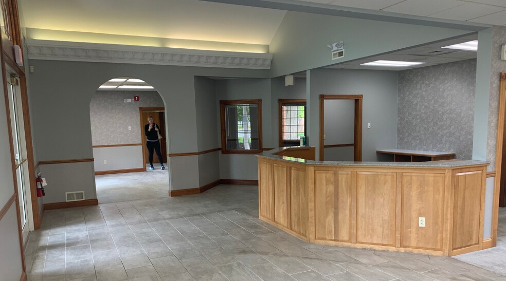 328 Bay Rd, Queensbury, NY à vendre - Photo de l’immeuble – Image 3 sur 7