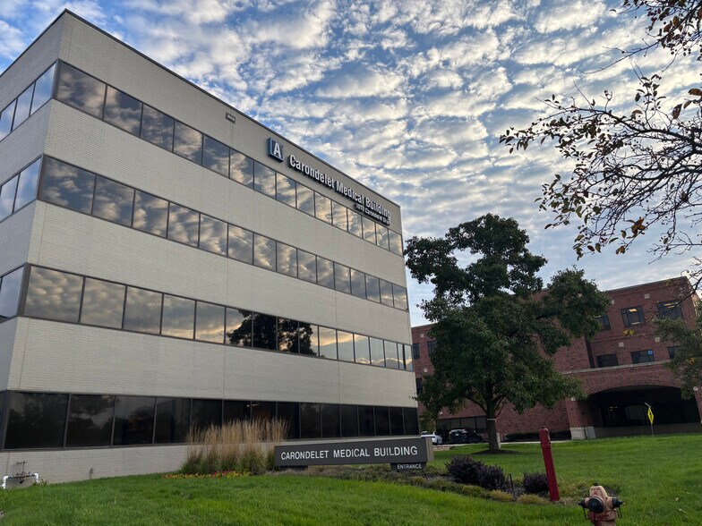 1010 Carondelet Dr, Kansas City, MO à louer - Photo de l’immeuble – Image 2 sur 4