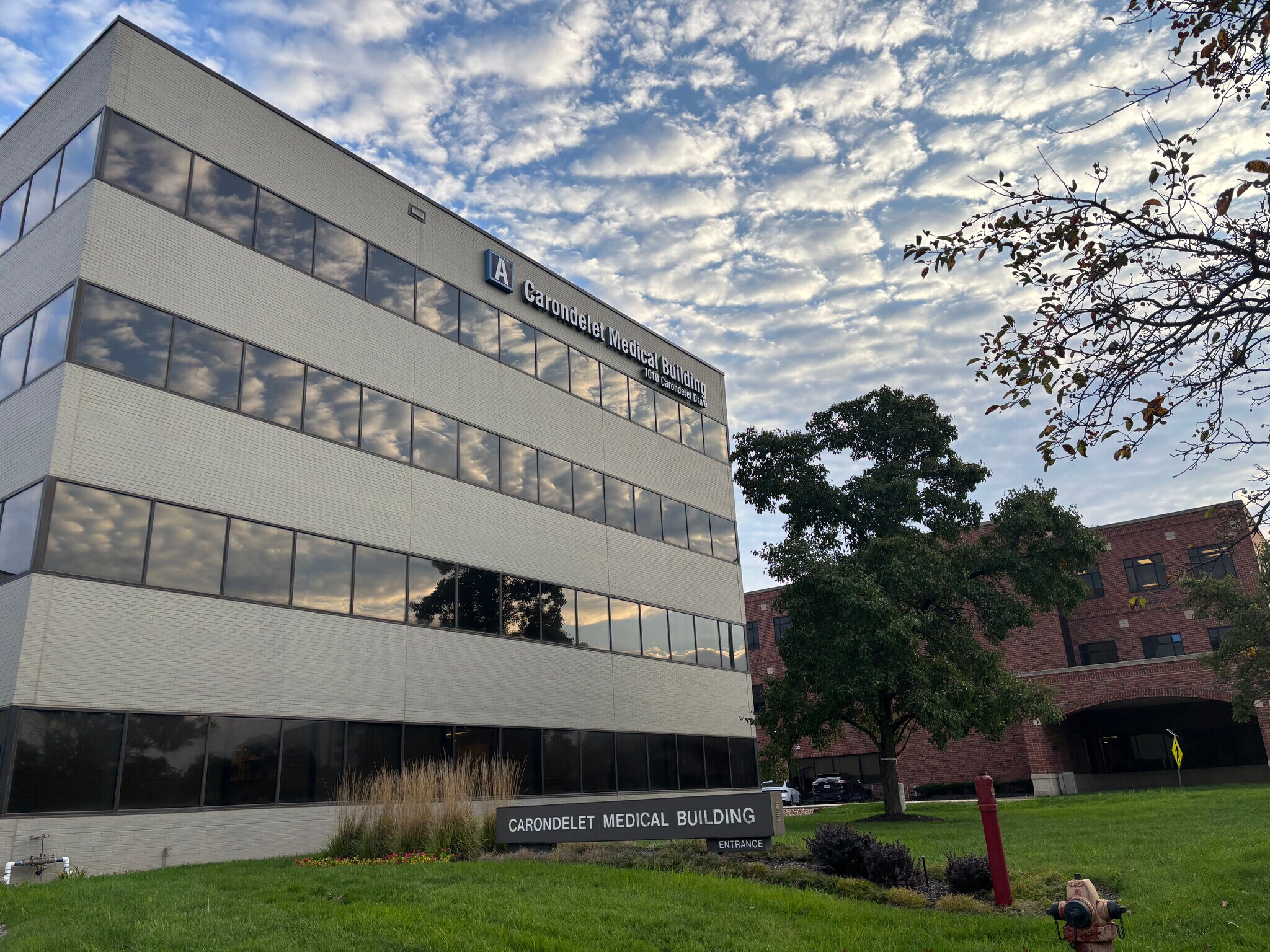 1010 Carondelet Dr, Kansas City, MO à louer Photo de l’immeuble– Image 1 sur 5