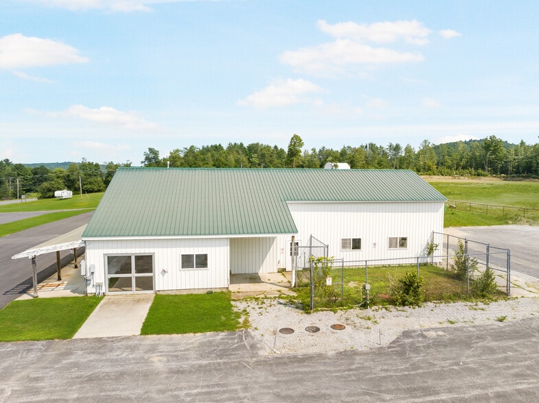880 John Stark Hwy, Newport, NH à vendre - Photo de l’immeuble – Image 2 sur 15