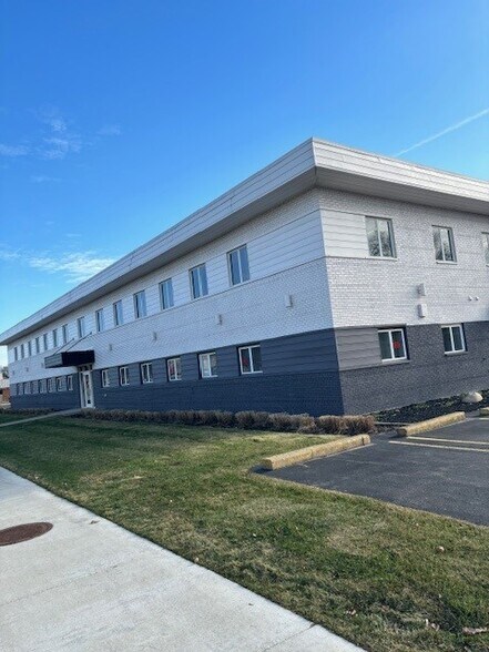 20411 W 12 Mile Rd, Southfield, MI à louer - Photo de l’immeuble – Image 2 sur 8