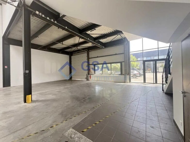 Local d’activités dans Lieusaint à louer - Photo intérieure – Image 2 sur 6