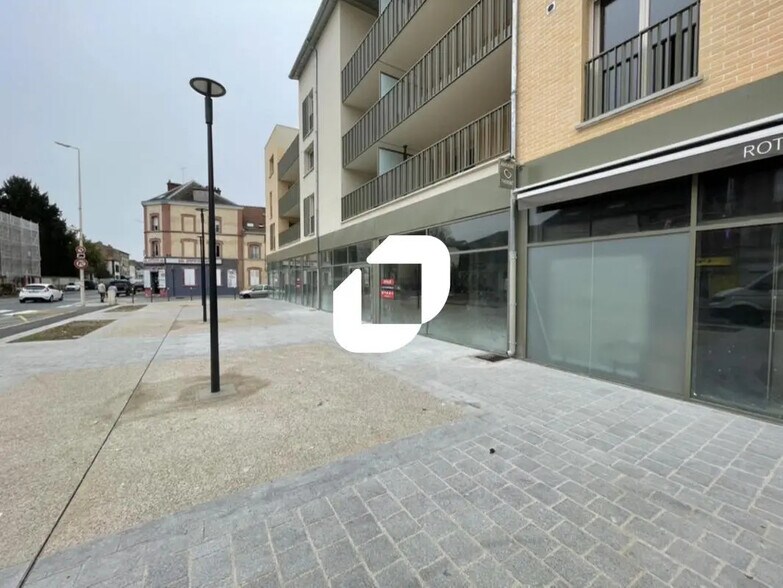 Local commercial dans Magenta à louer - Photo de l’immeuble – Image 1 sur 6