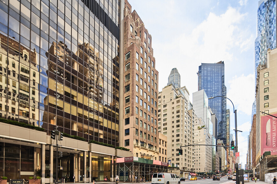 50 W 57th St, New York, NY à louer - Photo de l’immeuble – Image 2 sur 4