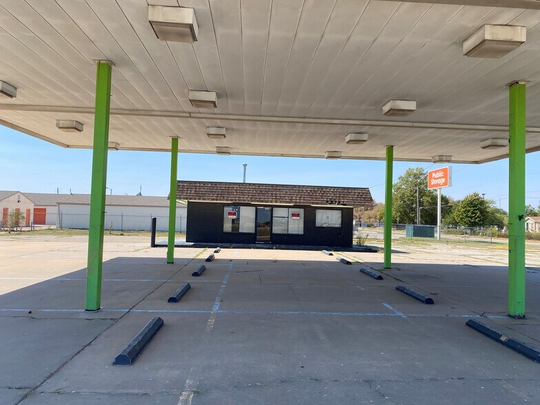 3801 S Seneca St, Wichita, KS à louer - Photo de l’immeuble – Image 2 sur 5