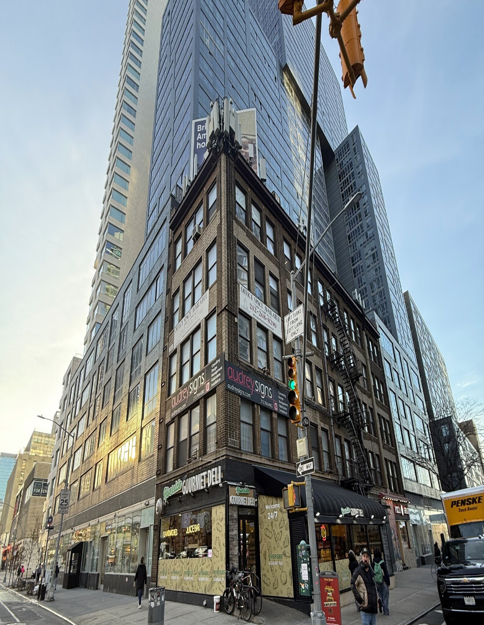 600 W 57th St, New York, NY à louer Photo de l’immeuble– Image 1 sur 3
