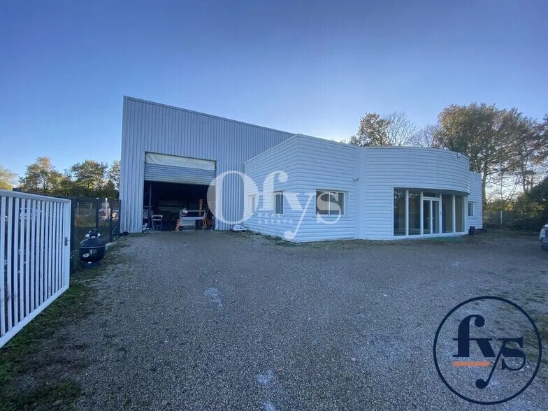 Local d'activités dans Chalamont à vendre - Photo de l’immeuble – Image 2 sur 11