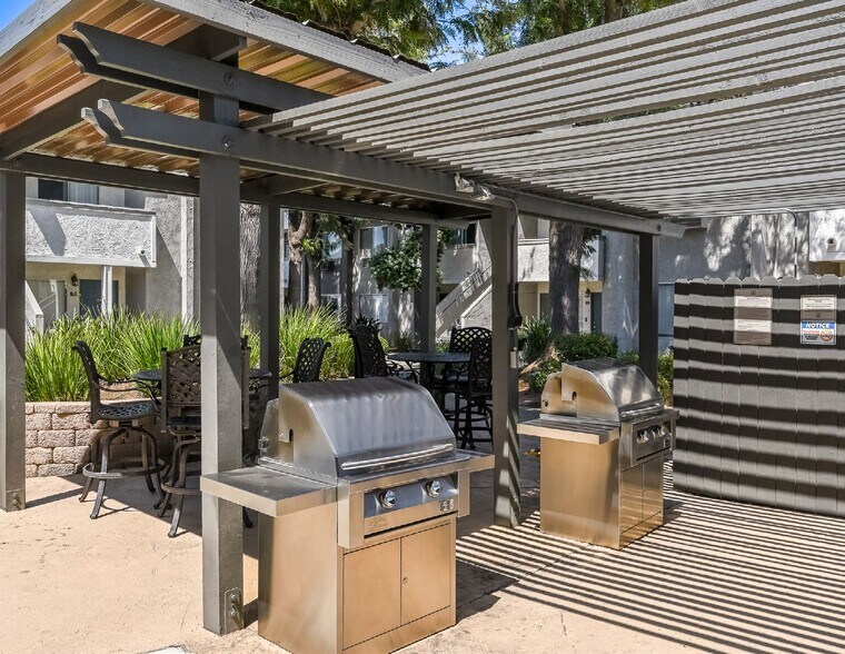 12425 Oak Knoll Rd, Poway, CA à vendre - Photo de l’immeuble – Image 2 sur 22