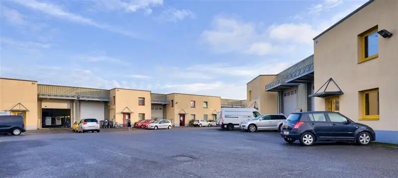 Local d’activités dans Pontault-Combault à louer - Photo de l’immeuble – Image 1 sur 7