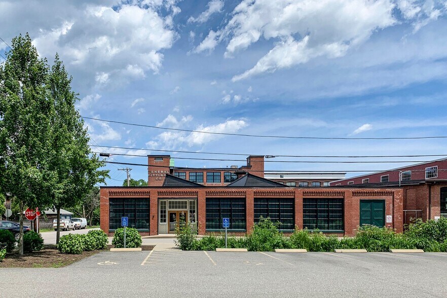 42 Ladd St, East Greenwich, RI à louer - Photo de l’immeuble – Image 1 sur 10