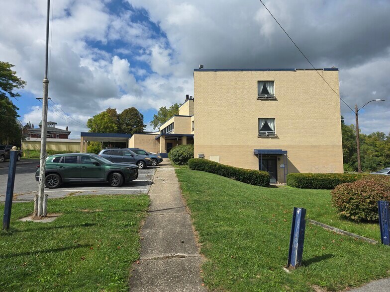 2 Fall St, Seneca Falls, NY à vendre - Photo de l’immeuble – Image 2 sur 11