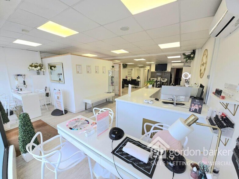 333 Wallisdown Rd, Poole à vendre - Photo de l’immeuble – Image 2 sur 28
