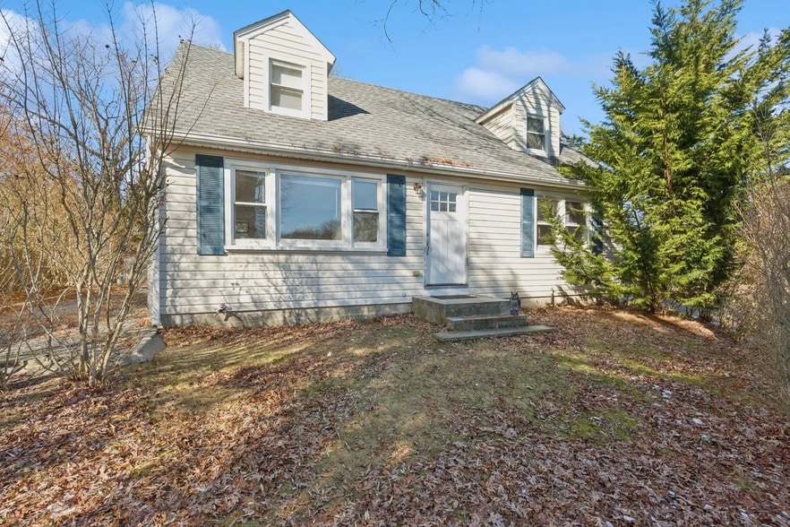 87 North Rd, Hampton Bays, NY à vendre - Photo de l’immeuble – Image 2 sur 9