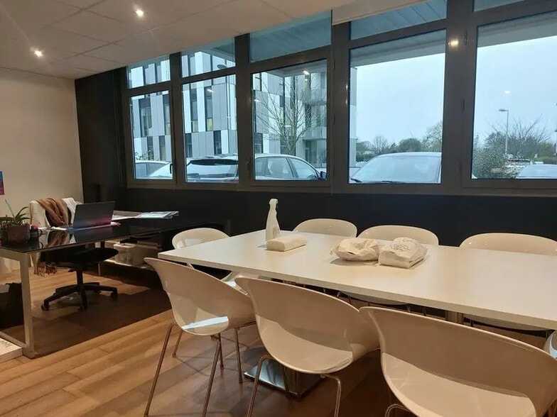 Bureau dans Saint-Grégoire à vendre - Photo intérieure – Image 2 sur 8