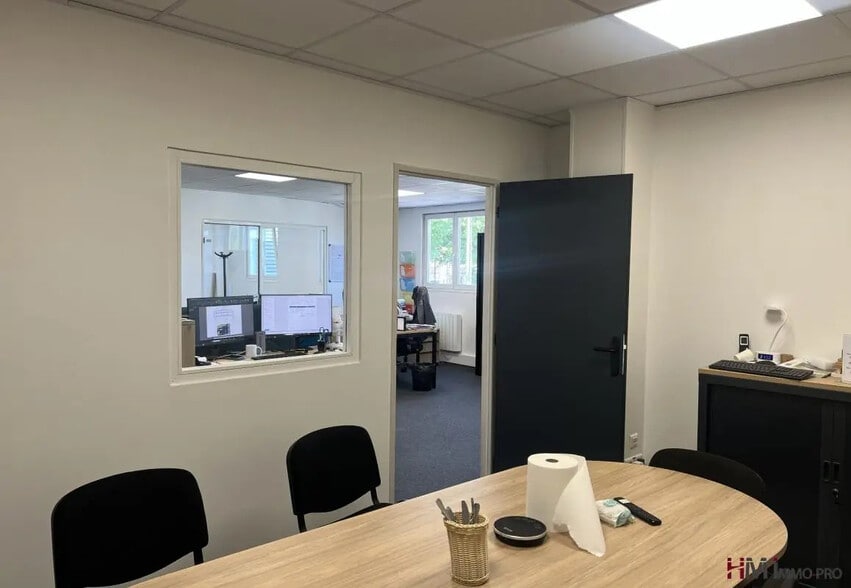 Bureau dans Le Petit-Quevilly à louer - Photo de l’immeuble – Image 2 sur 7