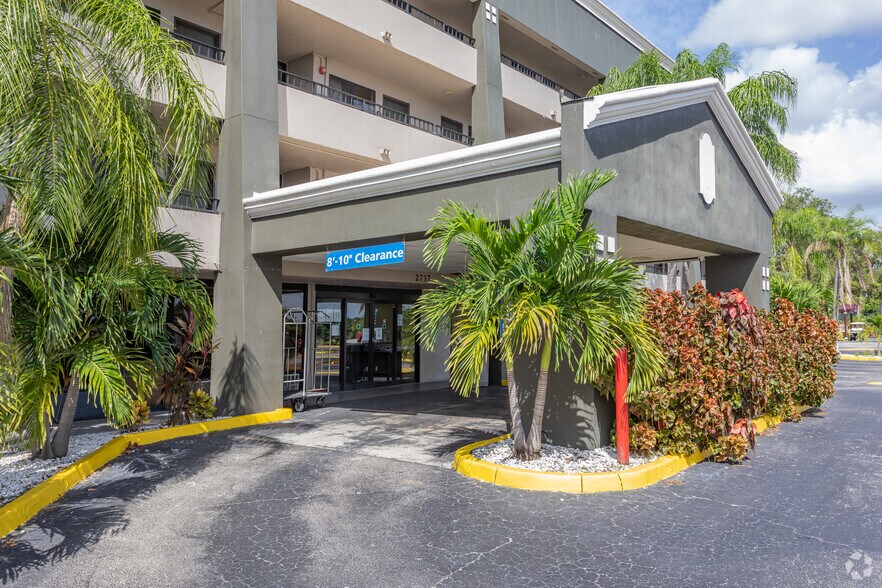 2717 Colonial Blvd, Fort Myers, FL à vendre - Photo de l’immeuble – Image 3 sur 4