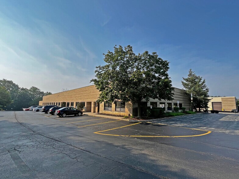 25765-25767 Hillview Ct, Mundelein, IL à vendre - Photo de l’immeuble – Image 1 sur 13